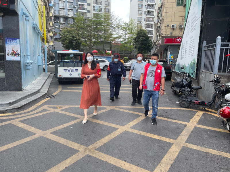 1.付妍同志开展疫情防控纠察.jpg