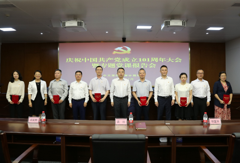 2.获奖代表合影.jpg