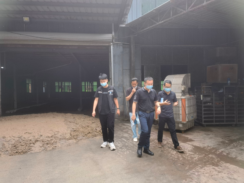 厨余垃圾处理点（养虫基地）查看生态转化过程.jpg