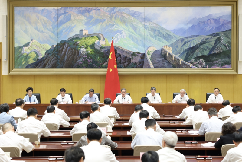 李强主持召开国务院第十二次全体会议强调 深入贯彻落实党中央决策部署 努力完成全年经济社会发展目标任务 