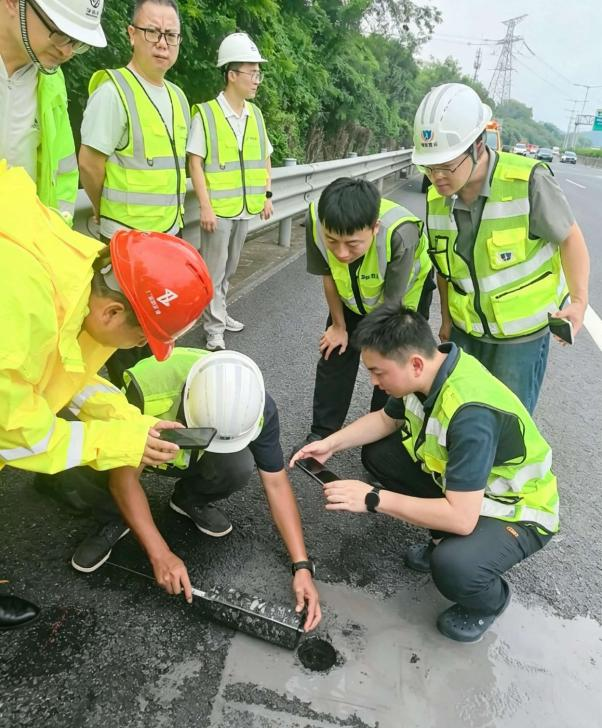 市审计局审计组实地踏勘交通项目探索“无损+取样”结合检测模式 